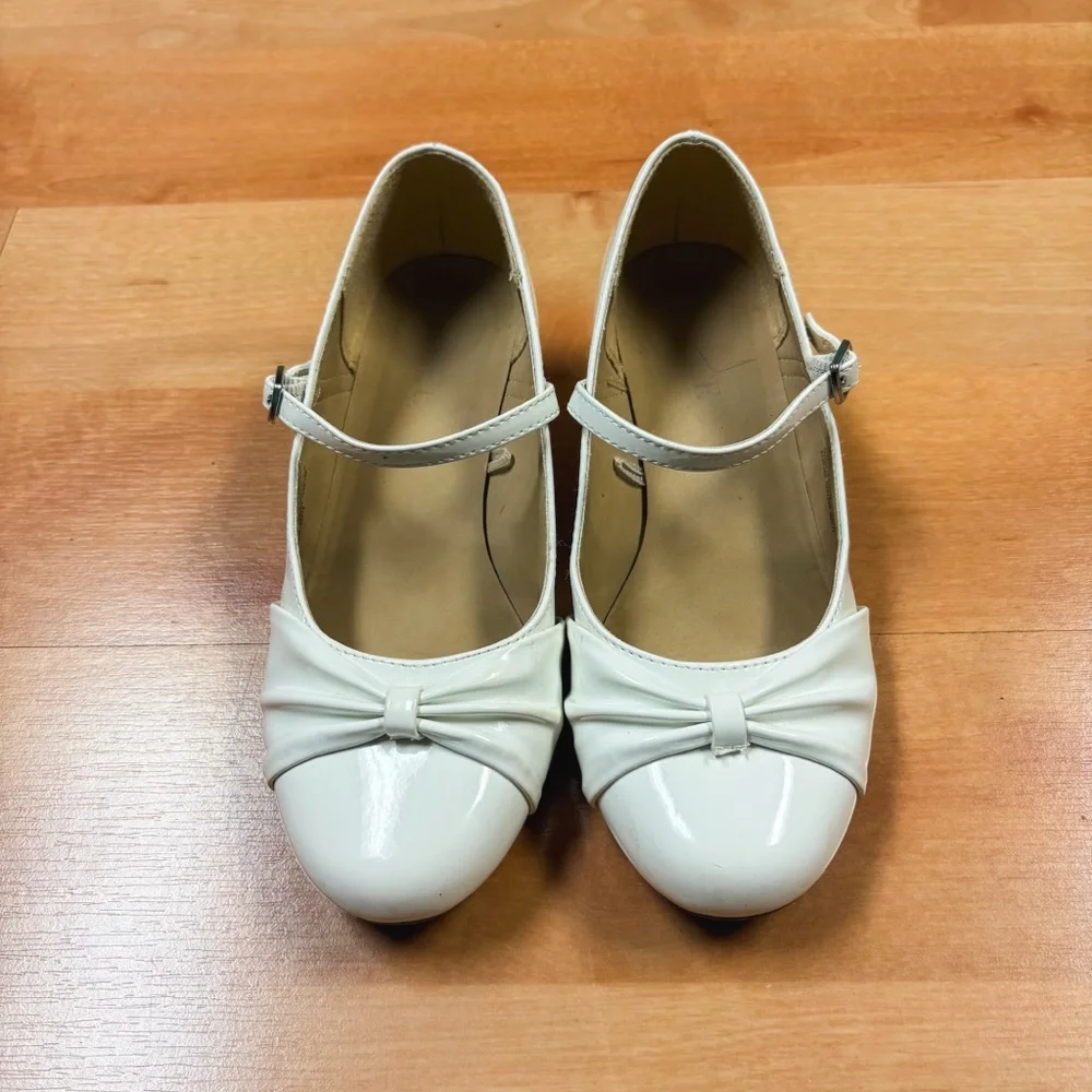 The Children’s Place White Low Heel Bow Detail Dress Shoes Girls Size 2
